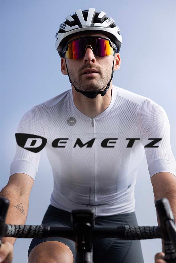 photo d'un modèle portant des lunettes de soleil masque Demetz