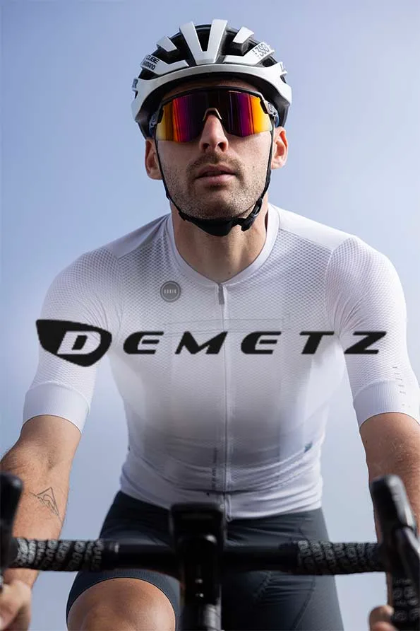 photo d'un modèle portant des lunettes de soleil masque Demetz