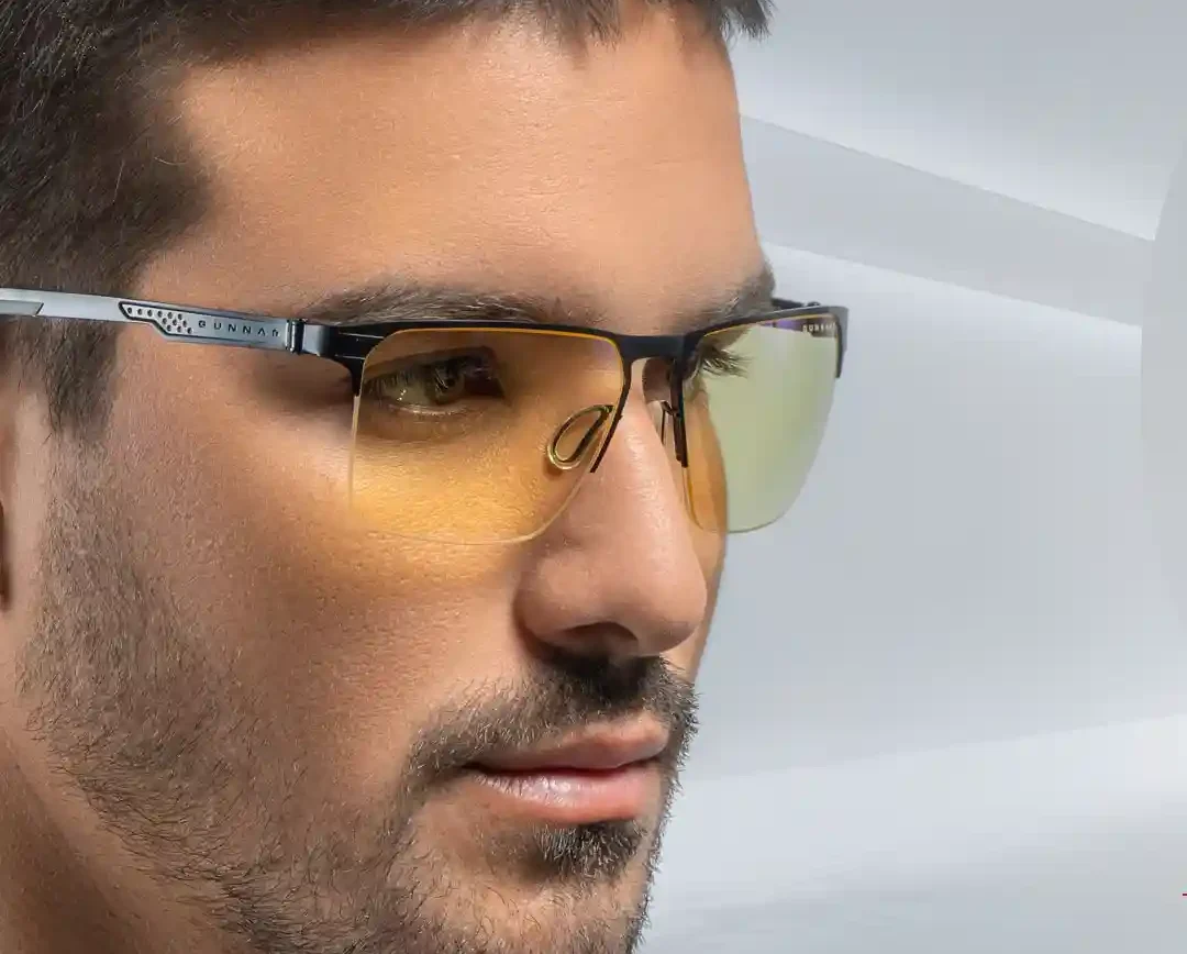 photo d'un homme portant des lunettes Gunnar