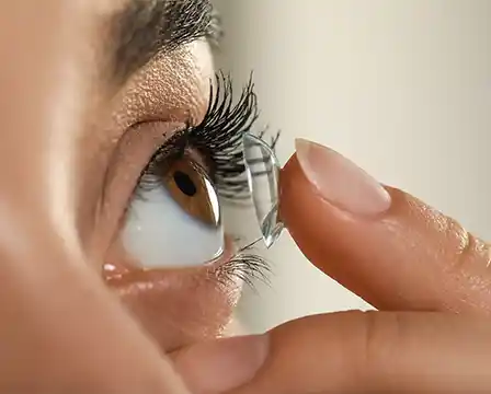 photo d'une femme qui s'apprête à mettre une lentille de contact
