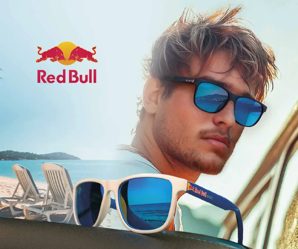 photo d'un modèle portant des lunettes de soleil RedBull