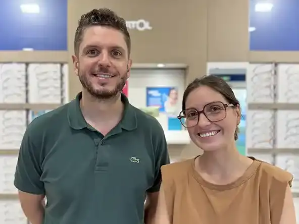 photo de Camille Desjardin, opticienne et de Xavier Morla, opticien à Atol Magenta à Nouméa
