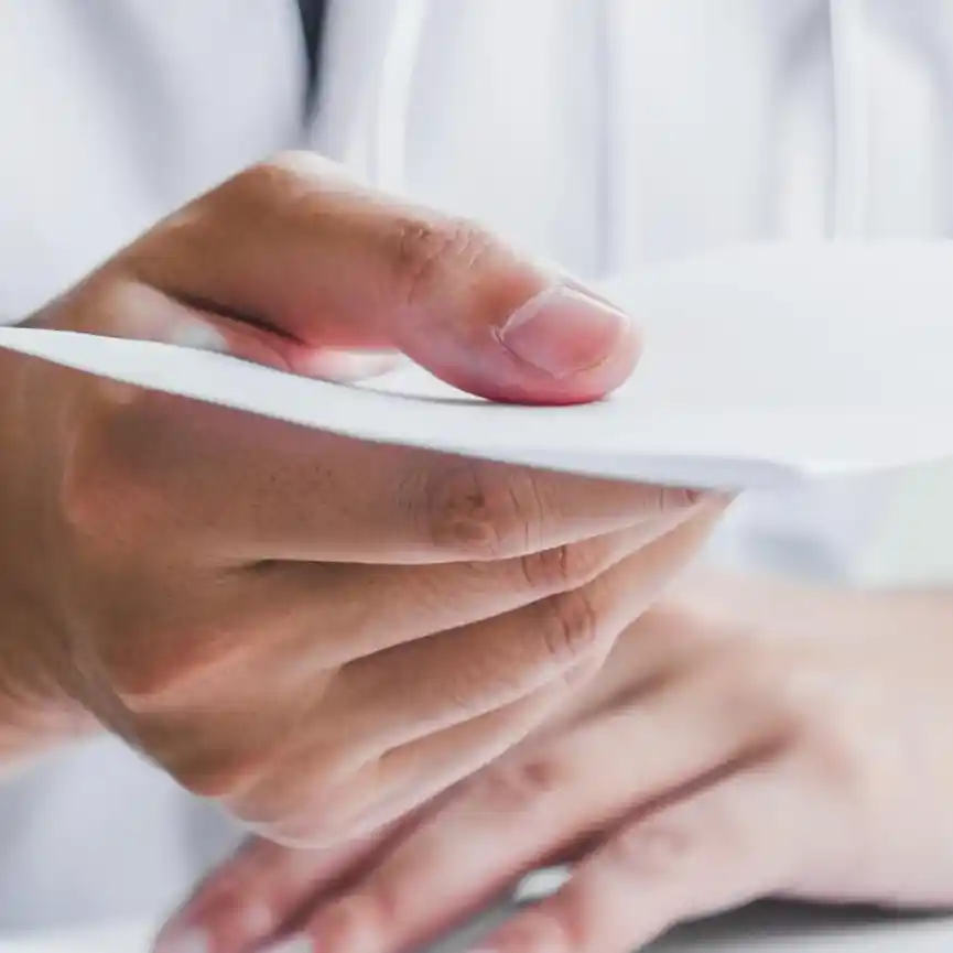 photo d'une main de médecin tenant une ordonnance