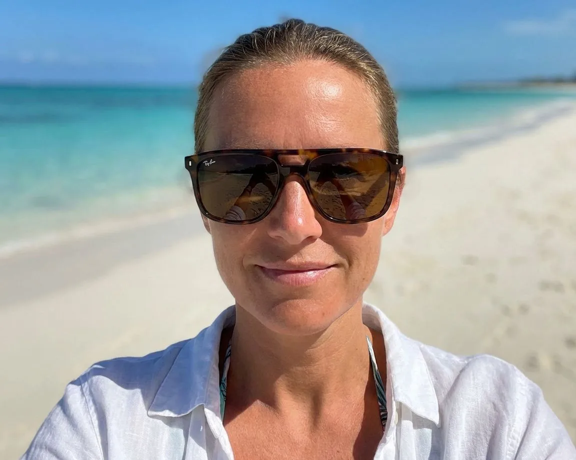photo d'une paire de lunette RayBan 2213 écaille portée par une femme à la plage de l'Anse Vata à Nouméa