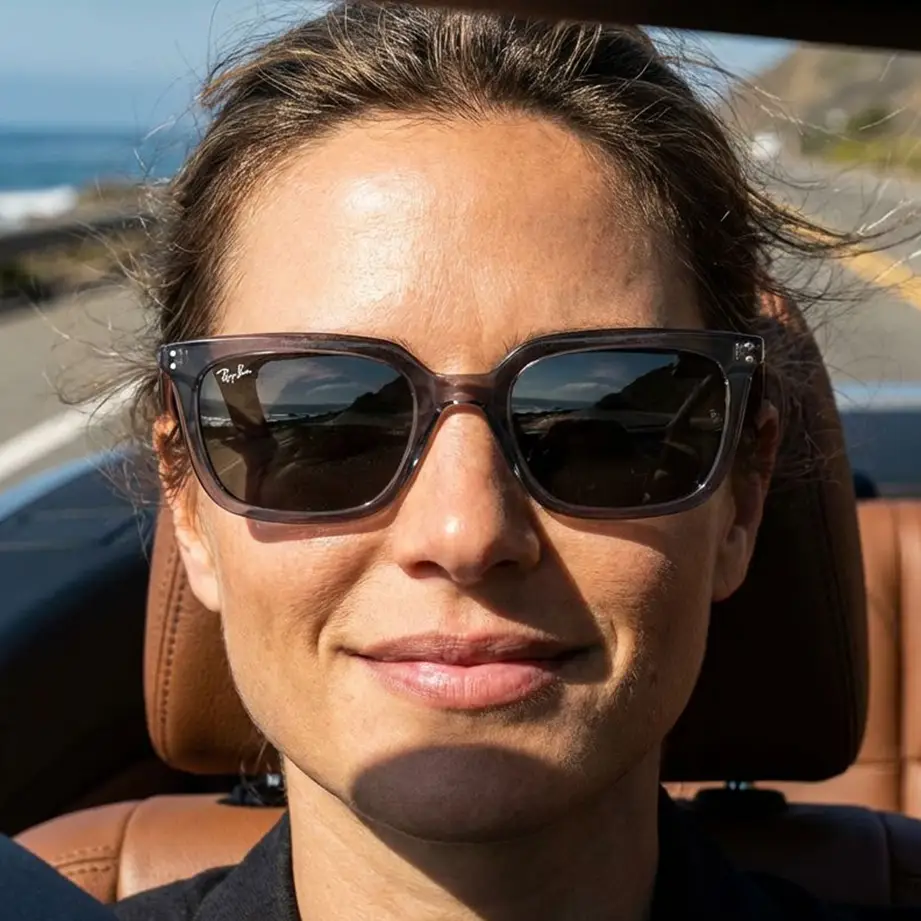 photo d'une paire de lunette RayBan 4439D écaille portée par une femme en voiture.