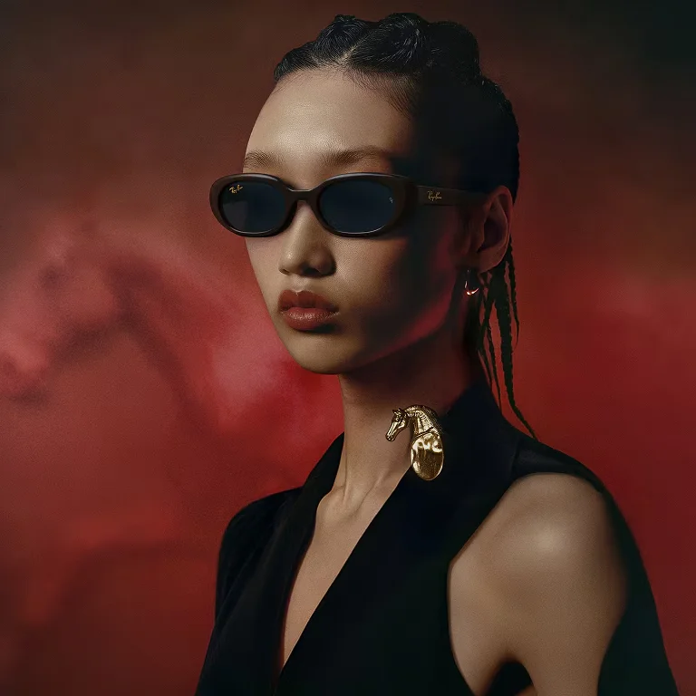 photo d'une paire de lunette RayBan 4441 noire portée par un modèle femme asiatique