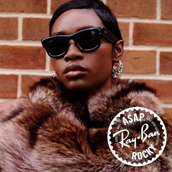 photo d'une paire de lunette RayBan Wayfarer Puffer noire portée parun modèle femme noire.