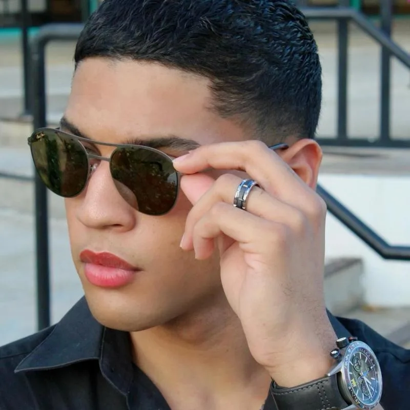 photo d'un homme portant des maui Jim Half Moon