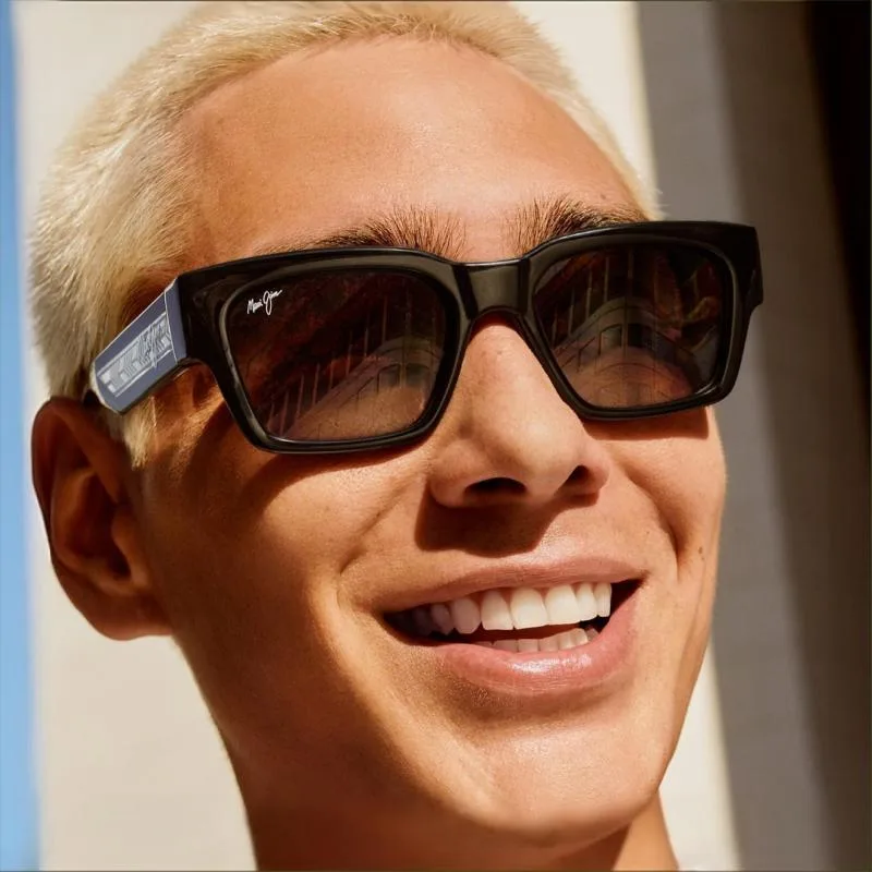 photo d'un jeune homme blanc portant des lunettes de soleil Maui jim Kenui