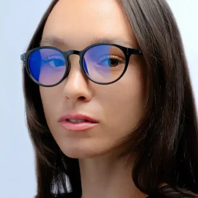 photo d'une paire de lunette Gunnar portée par un femme