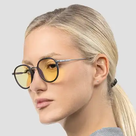 photo d'une paire de lunette Gunnar Tom Raider portée par un modèle femme