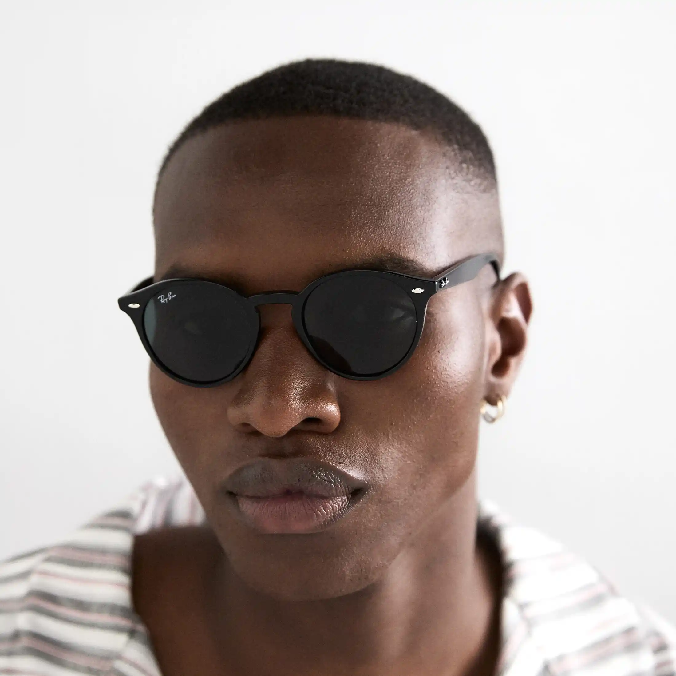 photo d'une paire de lunette RayBan 2180 en noire portée par un modèle homme