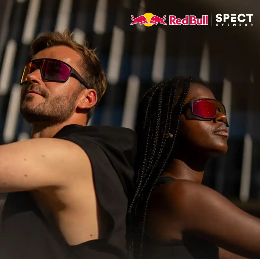 photo de deux modèles portant une paire de lunette de sport (masque) RedBull