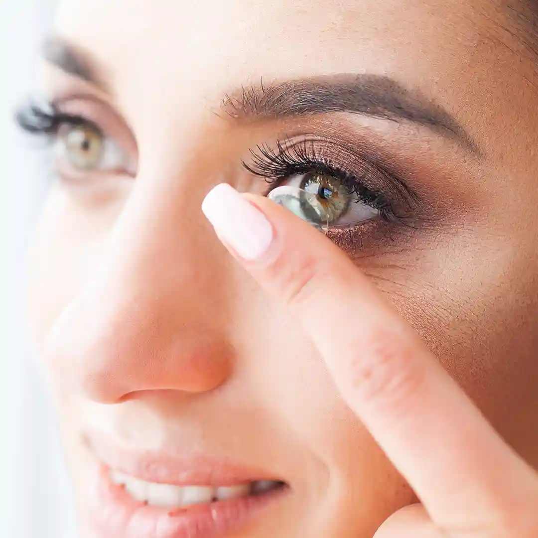 photo d'une femme mettant des lentilles