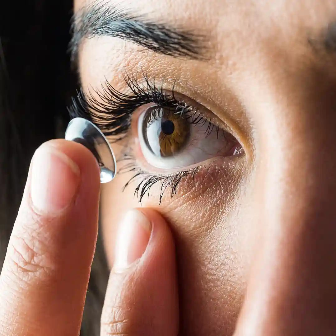 photo d'une femme mettant des lentilles