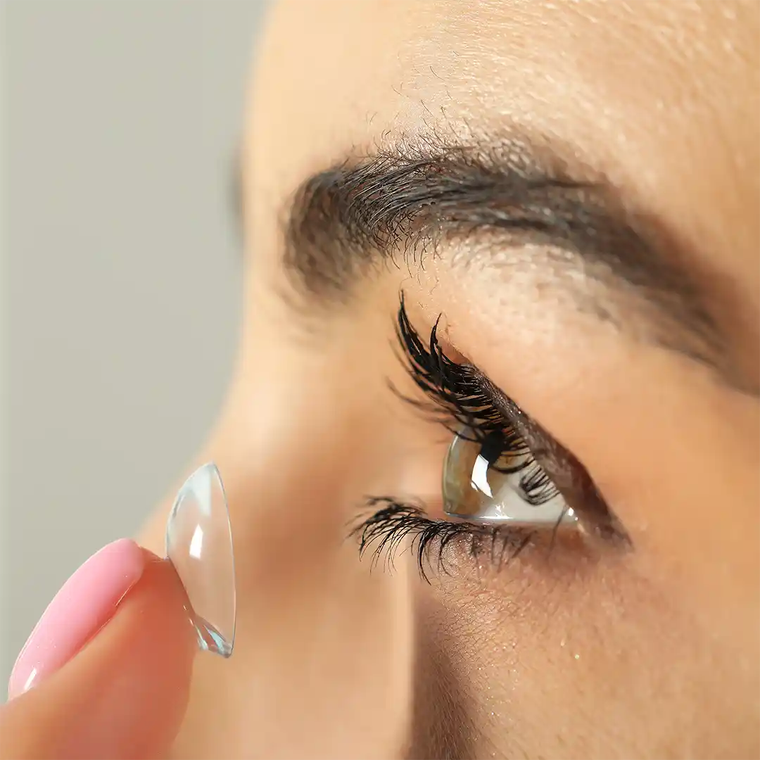 photo d'une femme mettant des lentilles